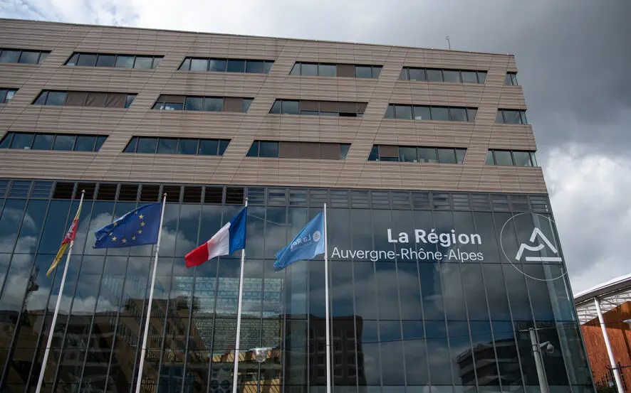 https://www.charvet-digitalmedia.com/wp-content/uploads/2023/12/Hotel-de-region-.webp